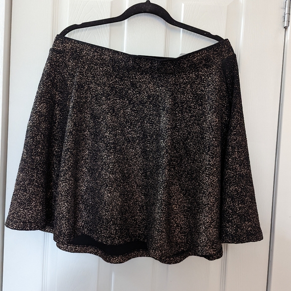 Torrid Metallic Foil Skater Skirt SZ 2 - Picture 2 of 4